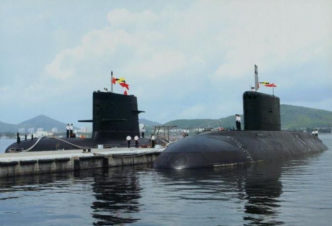 Tàu ngầm 039 và tàu ngầm lớp Kilo tại căn cứ hải quân Trung Quốc